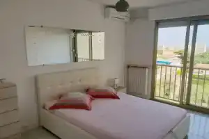 Beautiful 1-bedroom Apartment Sea View, Антиб