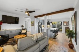 Recently Renovated Paradise W/ Private Pool! Close To Everything! 2 Bedroom Home by RedAwning, Форт-Лодердейл