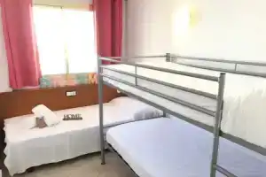 T&H Novelty 415 Family Apartment, Салоу