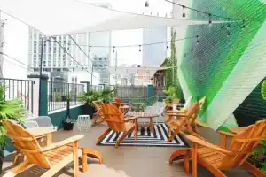 Sleeps 8 Walkable Sobro Suites w/ Local Art & Vibes by Avantstay, Нэшвилл