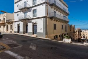 Yellow Pearl Apartments, Мелиха