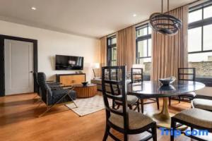 4BR Rare Group Space + Private Patio on Canal St | The Mayfair, Новый Орлеан