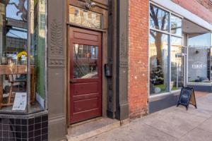 Elm St. Retro Retreat - Downtown Condo, Гринсборо