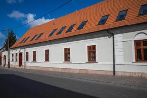 Kossuth Apartmanhaz, Тата