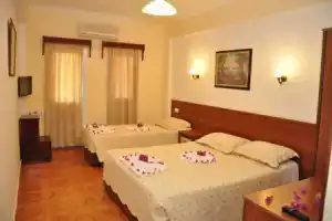 Regal Hotel, Битез