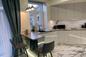 Panorama Luxury Apartment in The House with a Spire, a historical building in the city centre, Харьков