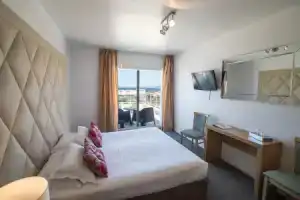 Hotel «Revellata», Кальви