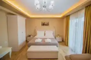 Christi's Hotel Borova, Корча