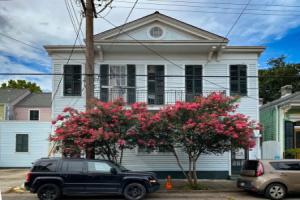 Walk to French Quarter 2 Bedroom 1 Bath Duplex in the Heart of Bywater by Redawning, Новый Орлеан