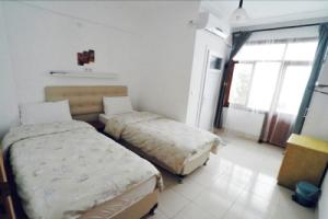 Miss Hotel Karya, Орен