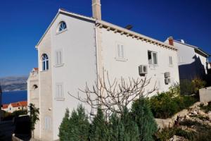 Apartment Pava - beautiful terrace & parking: A1 Postira, Island Brac, Postira