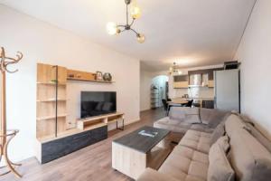 Tirent Apartment Komuna Parisit 2, Тирана