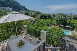 Casa Gege', for up to 5 guests, shared pool, Sorrento center, Сорренто