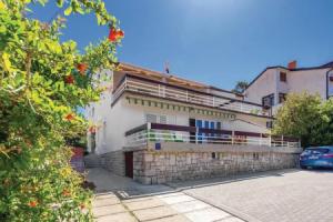 Awesome Home in Banjol With Wifi and 2 Bedrooms, Раб