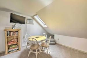 Townhome w/ Deck: Walk to Mirror Lake & Main St!, Лейк-Плесид