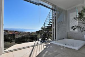 House Luxury, Опатия