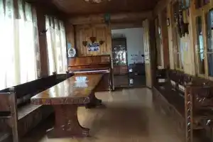 Ciu Bebos Sweet House, Местиа