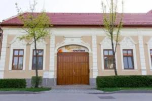 Makotel Apartmanház, Мако