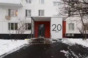 Bon voyage на улице Довженко, Москва