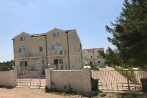 Villa Bachelor, Водице