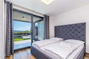 Villa Three Units, Цриквеница