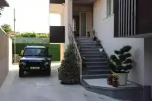 Hotel 045, Шкодер