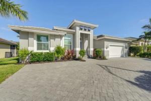 < 2 Mi to Marco Beach: Luxe Home w/ Outdoor Oasis, Марко
