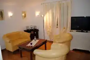 Apartment in villa Mede 1st floor - Swimming pool - Exclusive - wi-fi, Fontane Bianche