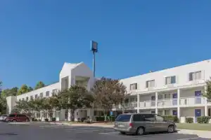 Motel «6», Аугуста