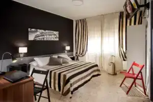 Radio Hotel, Рим