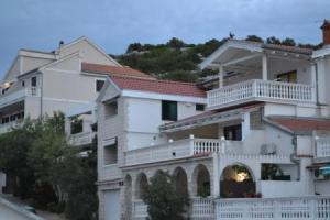 Villa I Karma, Тисно