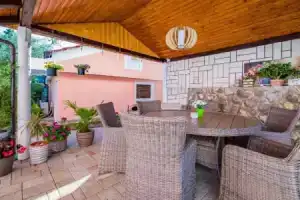 Rooms Nadica, Башка