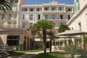 Отель «Hôtel Vacances Bleues Balmoral», Ментона