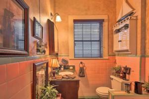 San Antonio Rental w/ Courtyard: Walk to Riverwalk, Сан-Антонио