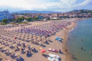 NAXOS GLAMOUR APARTMENT with terrace, parking and Etna View, Джиардини-Наксос
