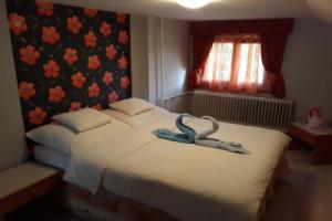 Rózsa apartman, Ленти