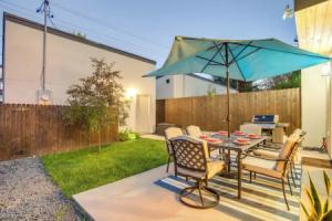 Denver Retreat w/ Rooftop Deck & Mountain Views, Денвер