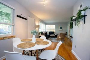 The Denver Den in Mayfair Park Enormous Backyard With Grill Sleeps 7, Аврора