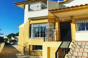 House With 4 Bedrooms in Torrevieja, With Shared Pool, Enclosed Garden and Wifi, Торревьеха