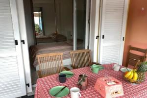 Doris Apartment With Lake View in Ghiffa, Гиффа