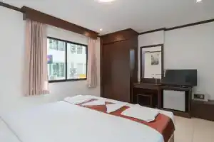 Knock Knock Beach Boutique, Патонг