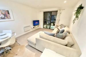 2-bed Apartment Parking Deep Cleaned Professionally, Манчестер