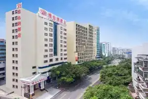 Vienna Hotel Guangdong Gaozhou City East Passenger Depot, Дунгуань