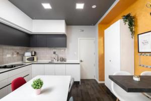 Pearl Pad - Stylish Seaside Duplex Apartment with HOT TUB - Sliema, Сент-Джулианс