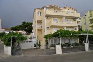Ivi - big Parking and Courtyard - SA4, Макарска