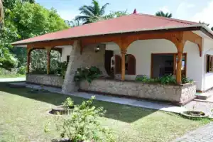 The Islander Hotel, Гранд Анс