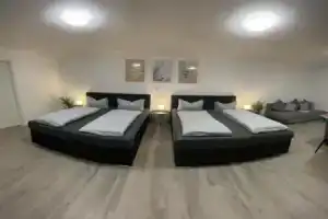 Giulias Budget Haus, Ройтте