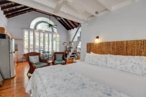 New Rose Retreat - Pool Parking, Ки-Уэст