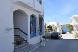 Aratos Hotel, Парикия