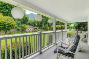 Maggie Valley Historic Farmhouse on 5 Acres!, Магги-Валли